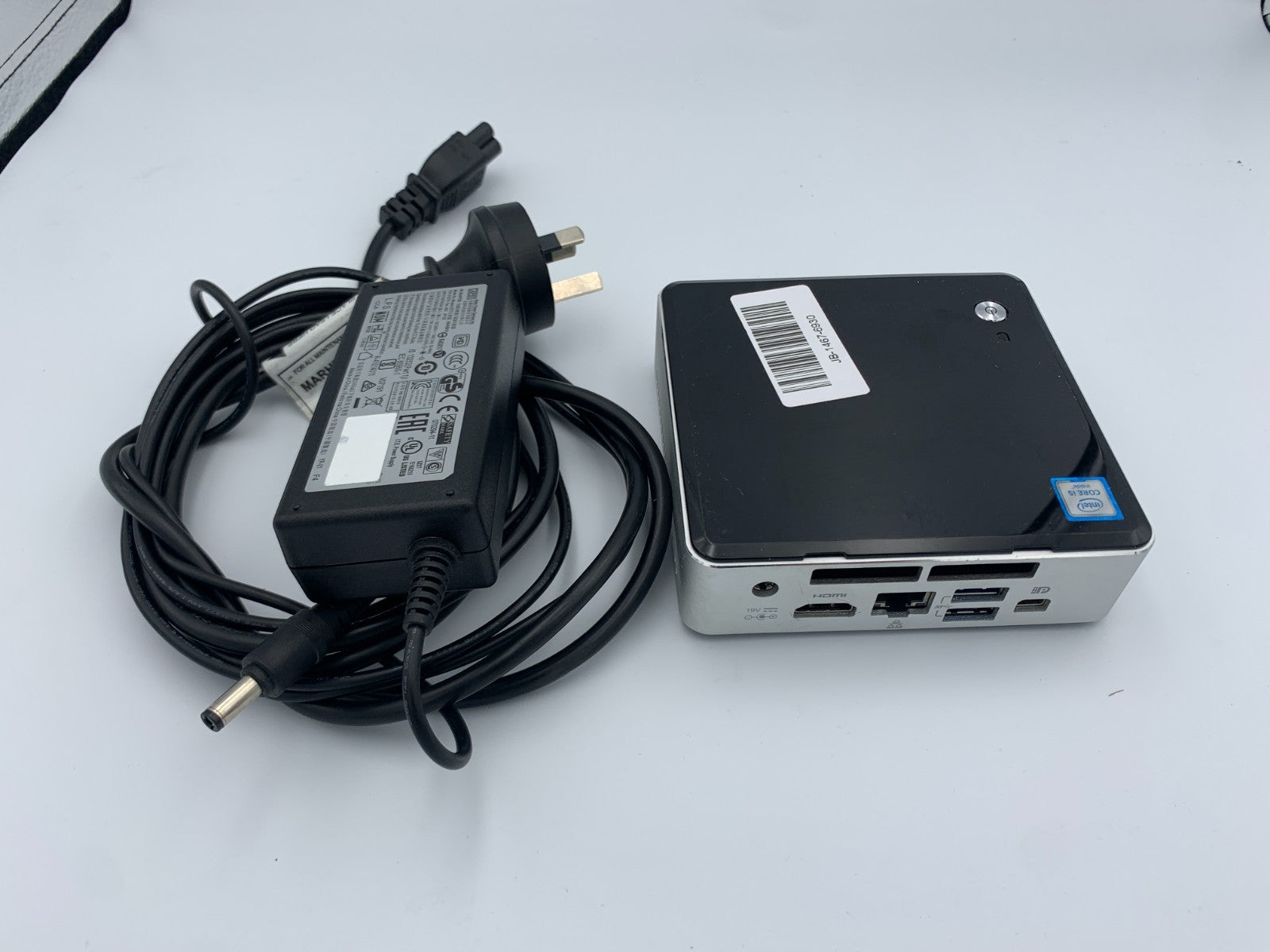 Intel NUC NUC6i5SYK i5-6260U 1.80GHz / 8GB / 256GB SSD