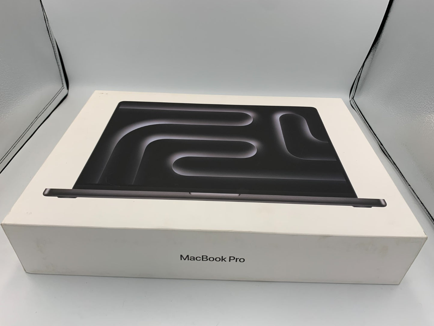 Apple MacBook Pro 16" A2991 M3 Pro Chip 12 Core CPU / 18GB Ram / 512GB1